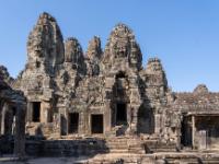 Steintürme mit Gesichter und darunter Türen und Fensteröffnungen am Bayon Tempel - Angkor Thom - Kambodscha